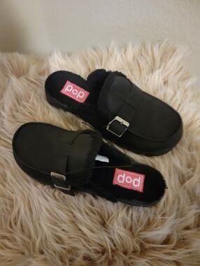 pop Black Faux-Fur Mule Clogs with Pink Logo Patch